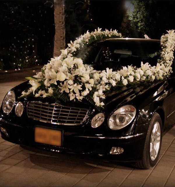 Mercedes decorated with white flowers for wedding